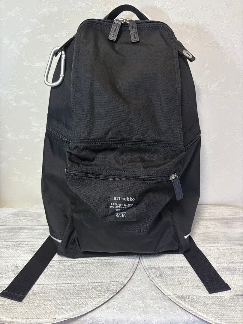 美品　marimekko ブラック バックパック