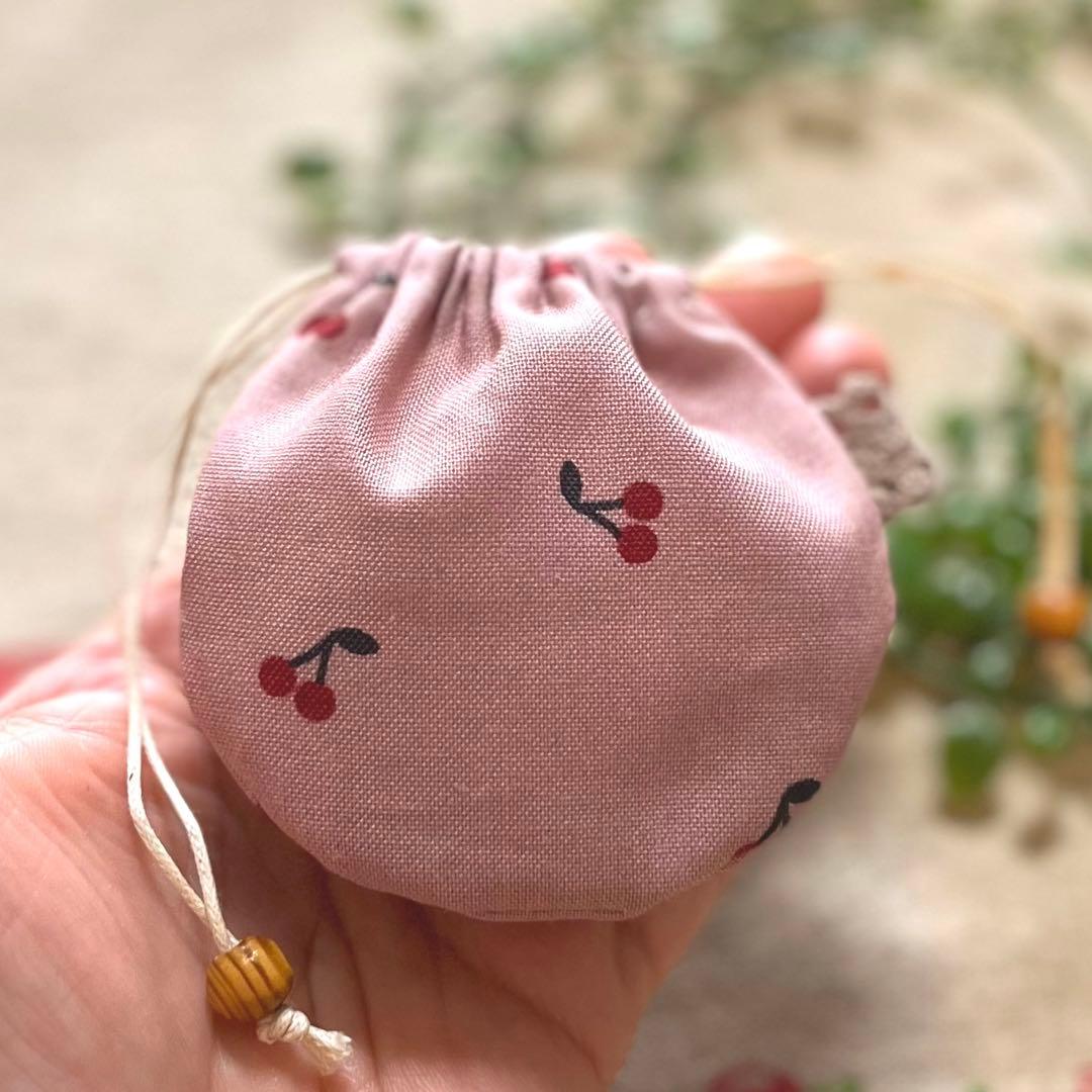 No.2305-7 手のひら巾着サシェ 香り袋 くすみピンクのさくらんぼ