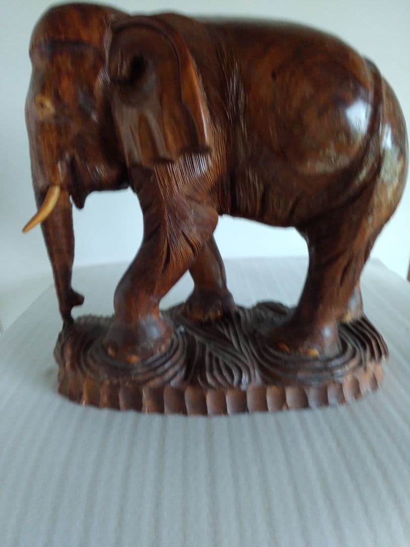 木彫りの大きい象チーク材