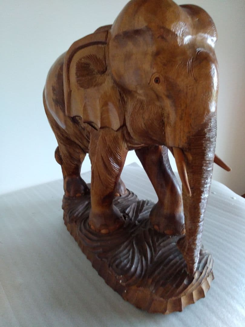 木彫りの大きい象チーク材