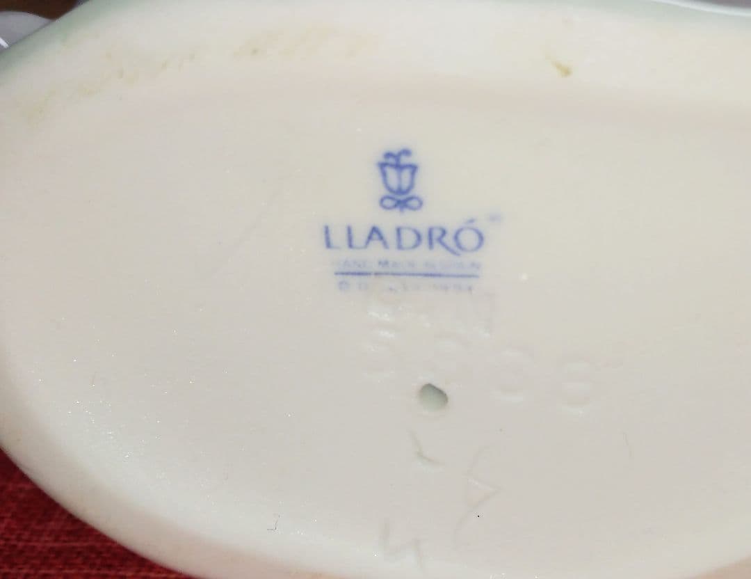 リヤドロ LLADRO 5888 うさぎ　蝶々 ”That Tickles”