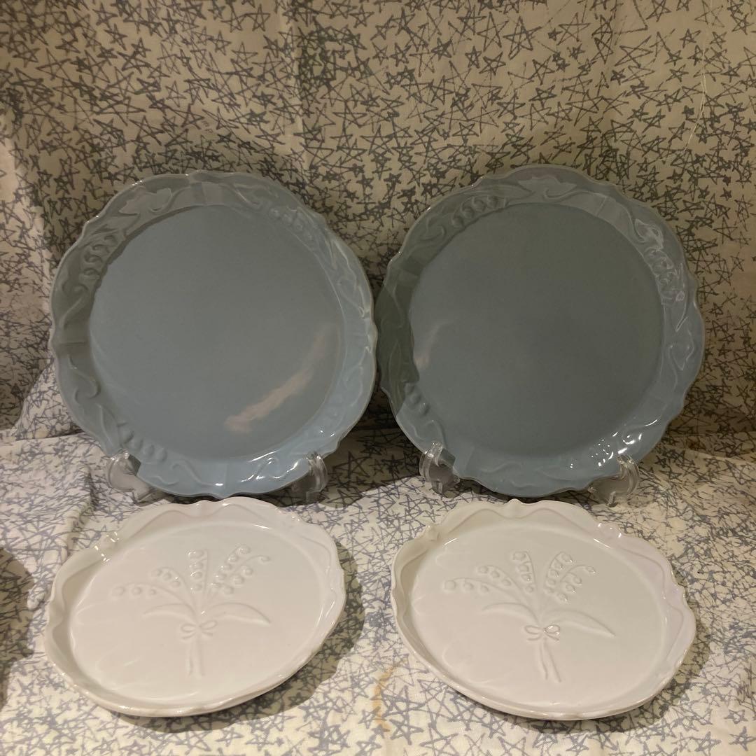 2倍変更青と白の花模様皿 8枚セット　スズランモチーフ　すずらんプレートセット