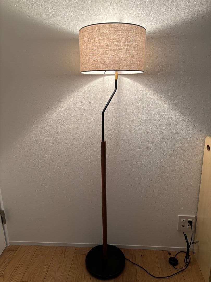 【C。】フロアスタンド 木製 ベージュシェード