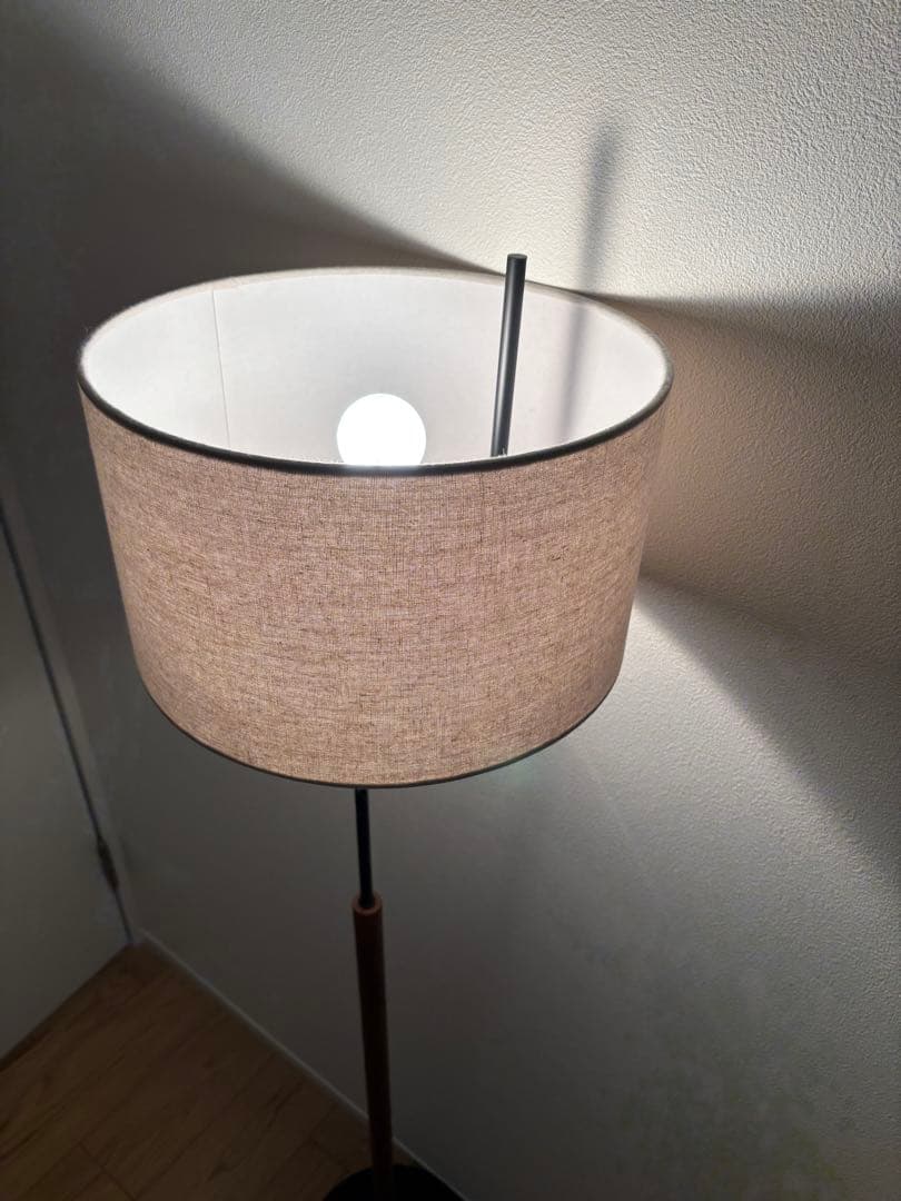 【C。】フロアスタンド 木製 ベージュシェード