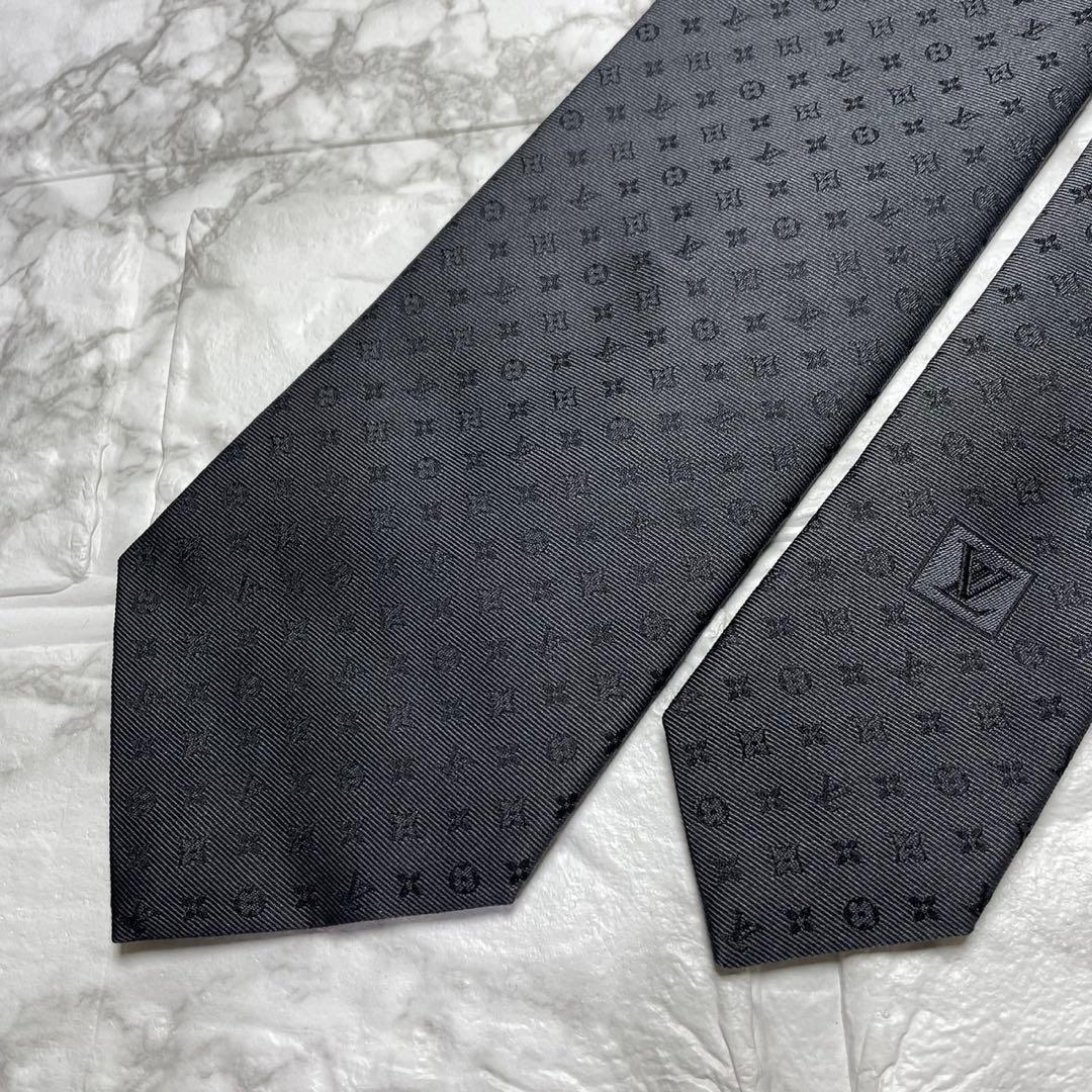 現行タグ　ルイヴィトン　LOUIS VUITTON ネクタイ　モノグラム　スーツ