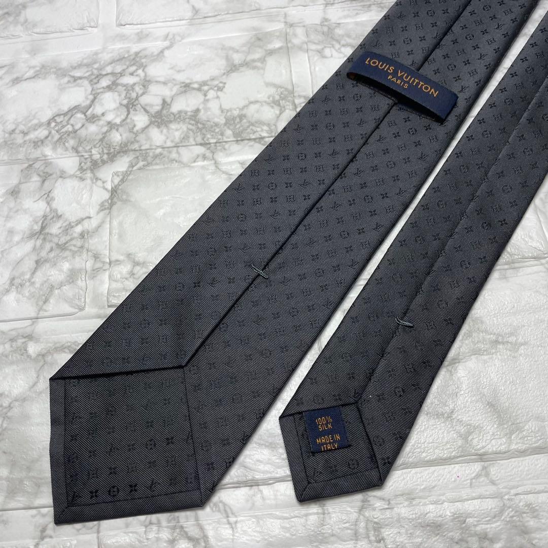 現行タグ　ルイヴィトン　LOUIS VUITTON ネクタイ　モノグラム　スーツ