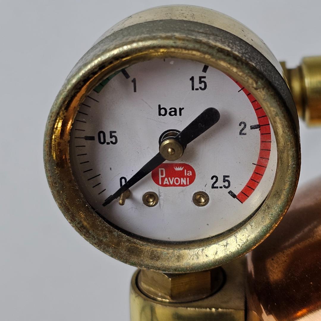 パボーニの手動式エスプレッソマシンになります。