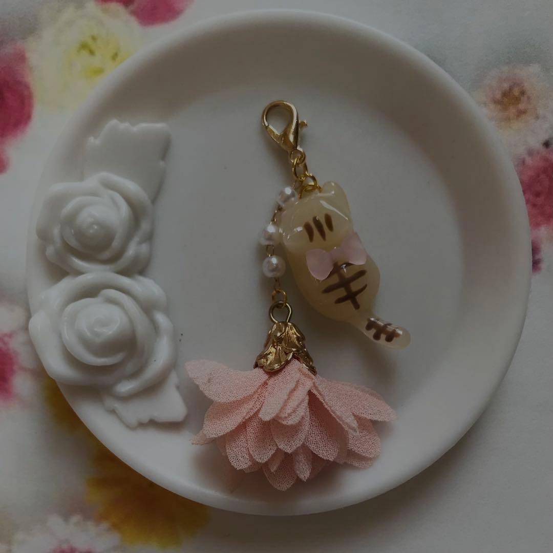 じゃれねこちゃんと花びらタッセル　チャーム　茶とら