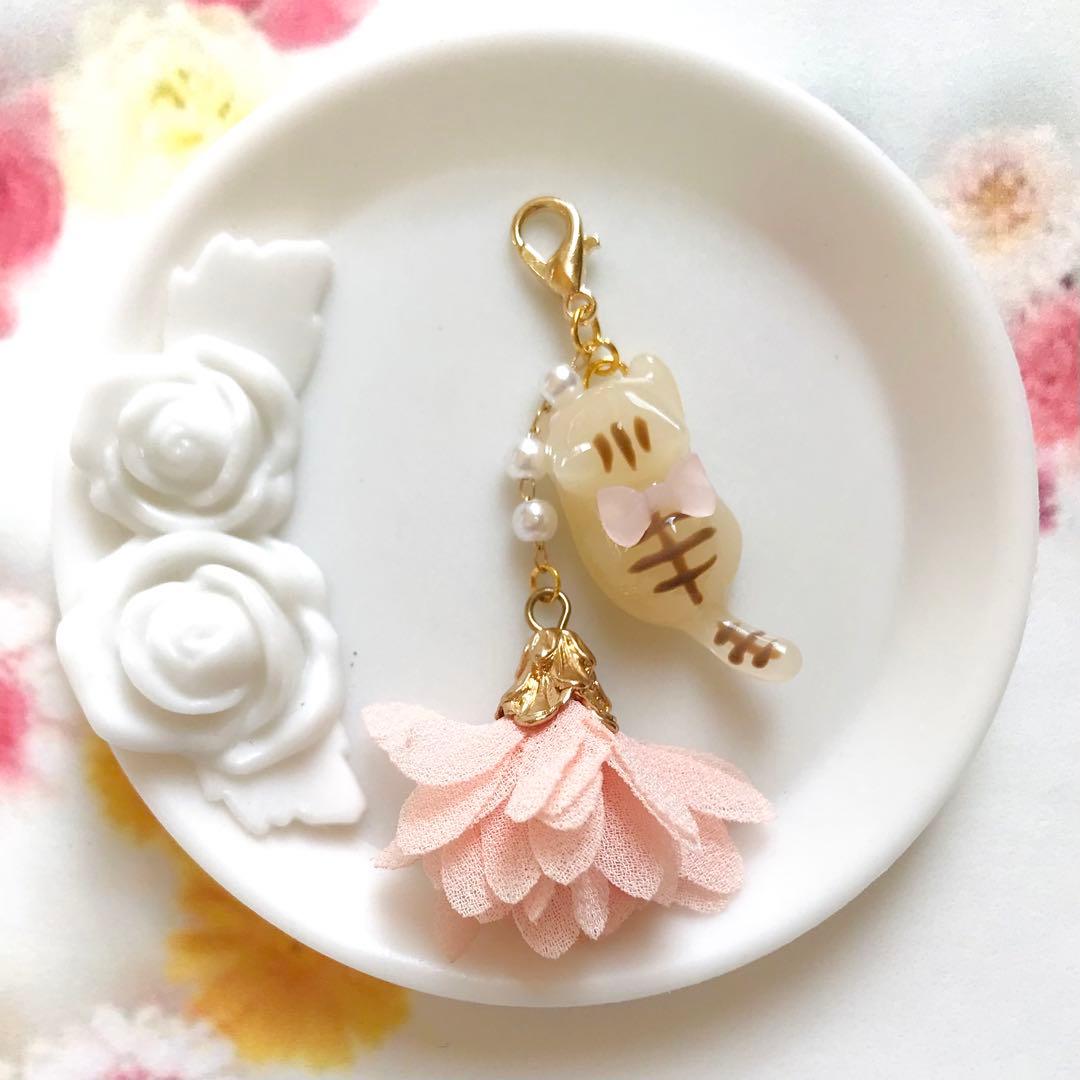 じゃれねこちゃんと花びらタッセル　チャーム　茶とら