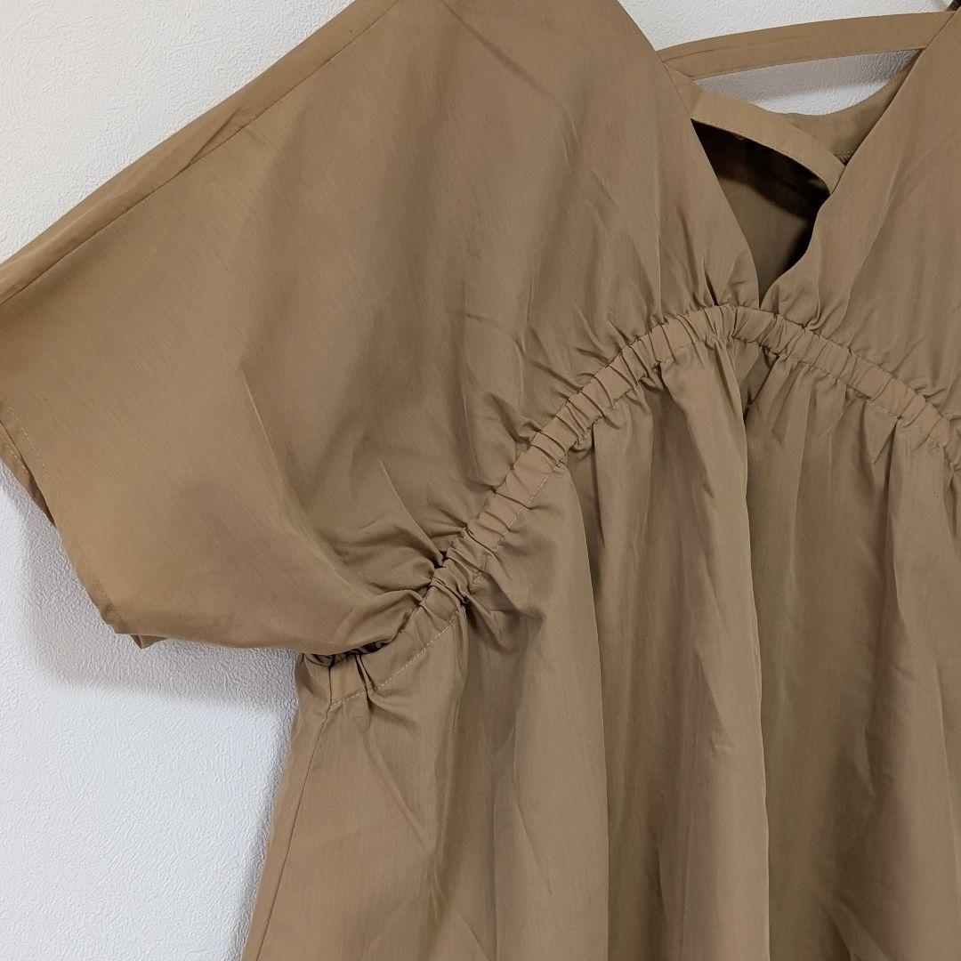 大きいサイズ5L　新品バックデザイン変形ブラウス　ベージュ