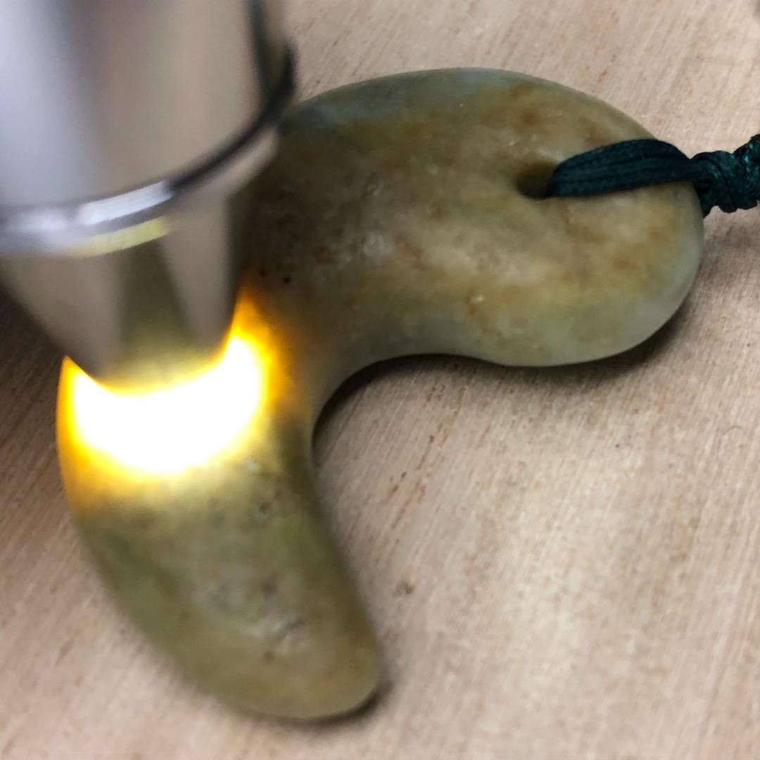 勾玉 翡翠　ヒスイ　糸魚川　翡翠　ペンダント　ケース付き