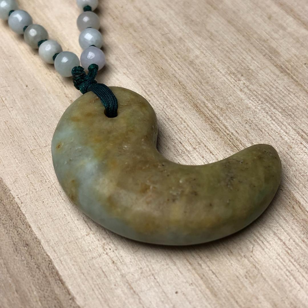 勾玉 翡翠　ヒスイ　糸魚川　翡翠　ペンダント　ケース付き