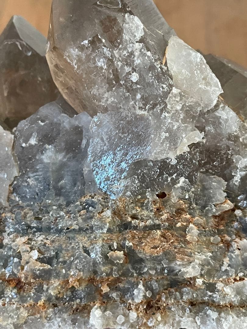 ブラジル産 ルチル入りスモーキークォーツ・クラスター（母岩付き）