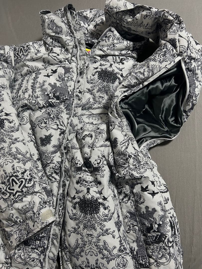 【美品】BURTON スノーボードウェア ダウンジャケット 総柄 y2k