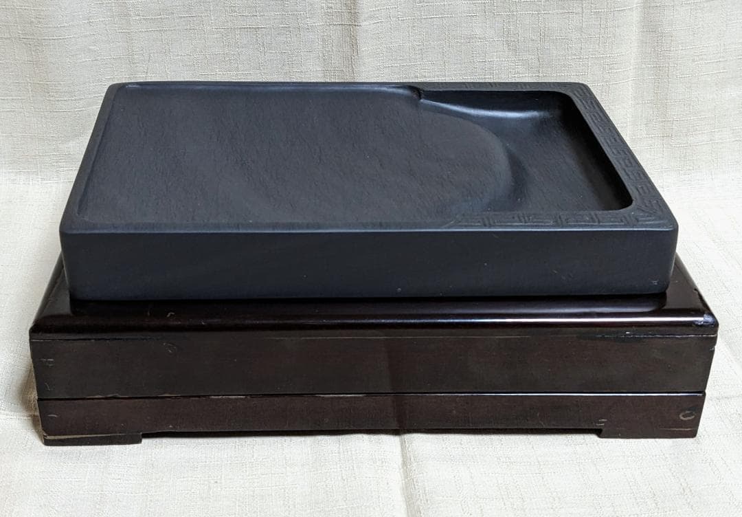 歙州硯 水波細羅紋 雷文彫刻 門字長方硯 約8吋 唐木箱付き1470g