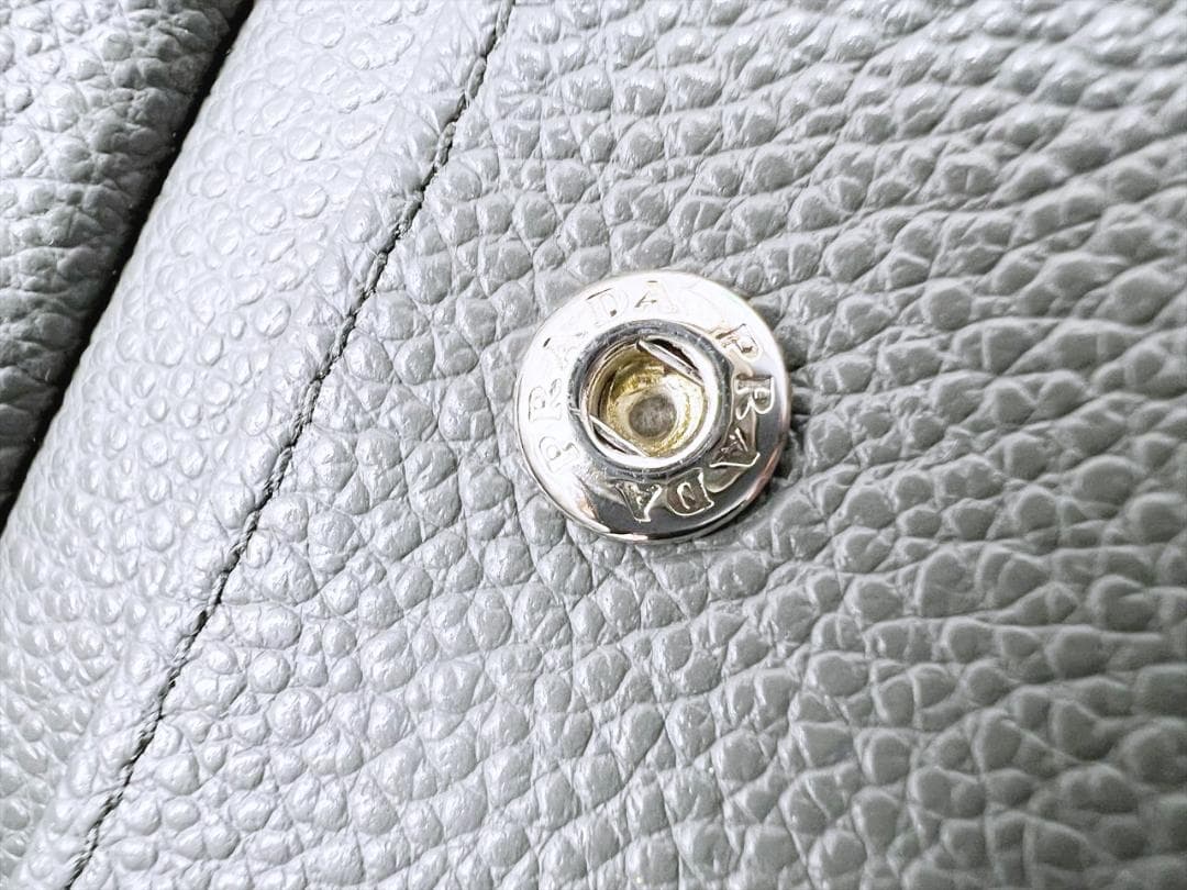 美品 プラダ ロゴ 二つ折り財布 グレー RFID 2MO738