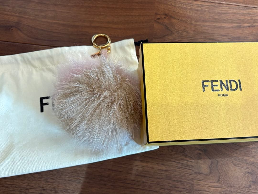 FENDI ファーチャーム　ピンクベージュ