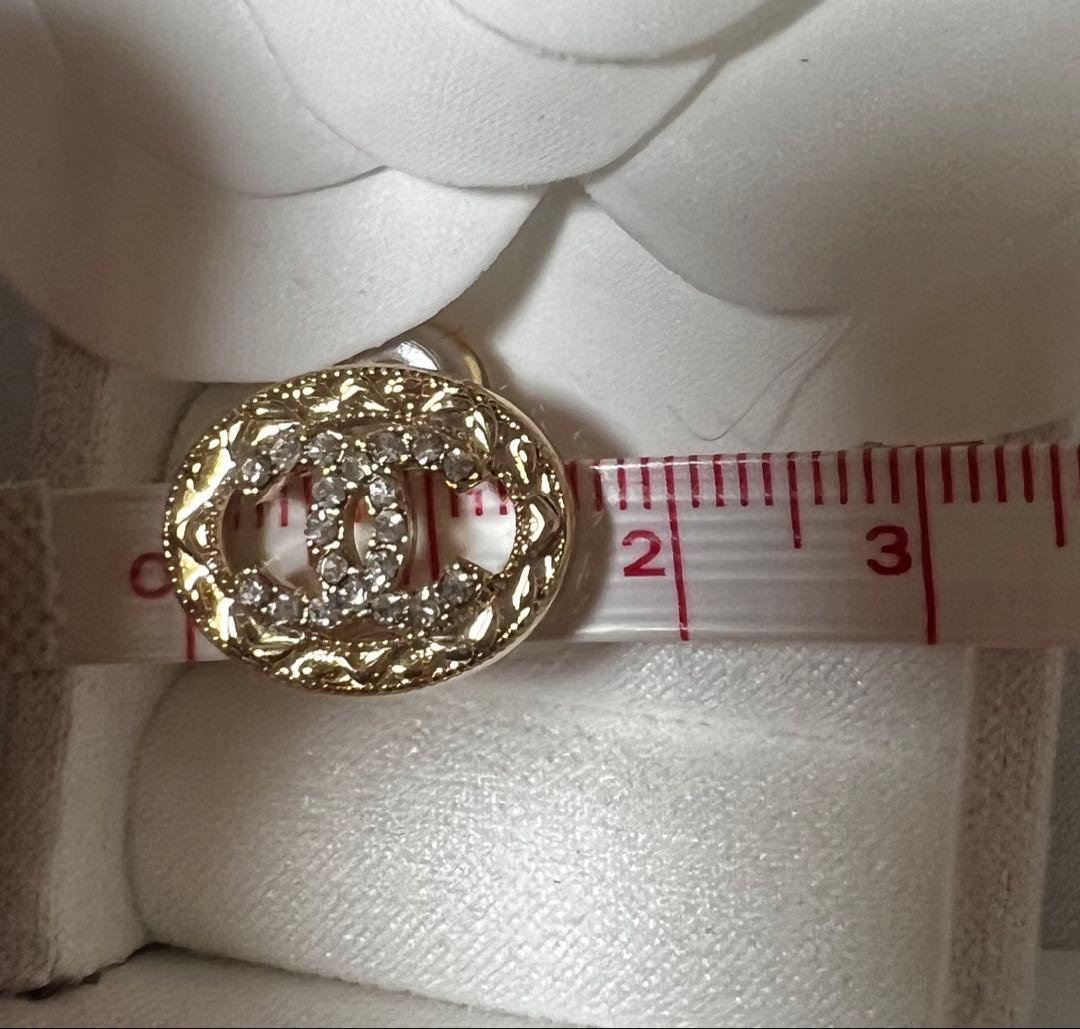 海外で買い集めたピアス キラキラストーン CHANELエレガントピアス　2点