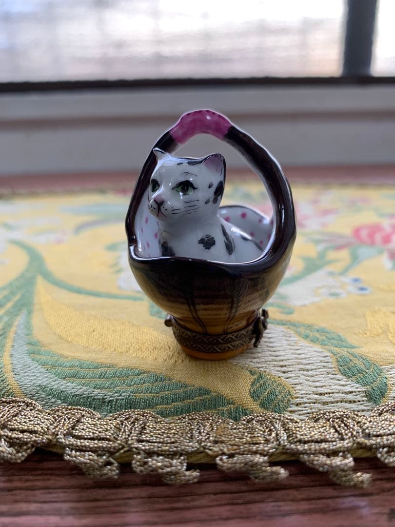 リモージュボックス　フランス製　バスケットに猫が入ってる可愛い小物入れ！