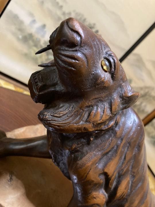 虎　トラ　置物　アンティーク　木製台座付き
