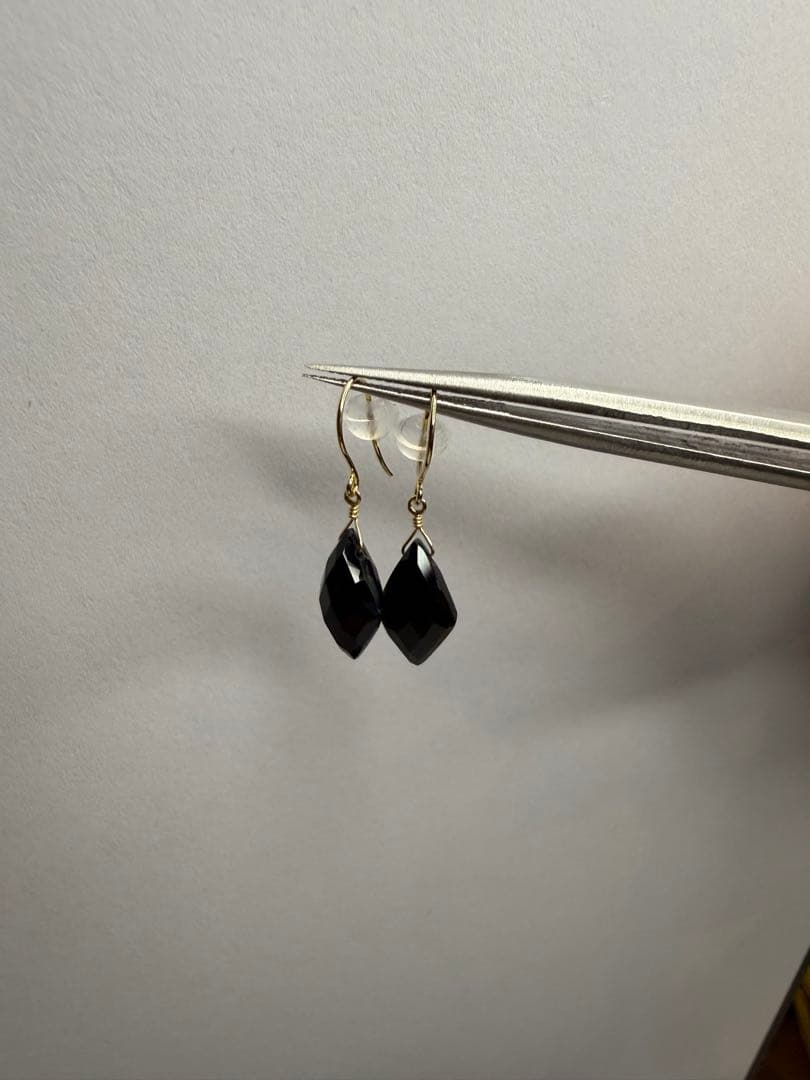 K18 オニキスフックピアス