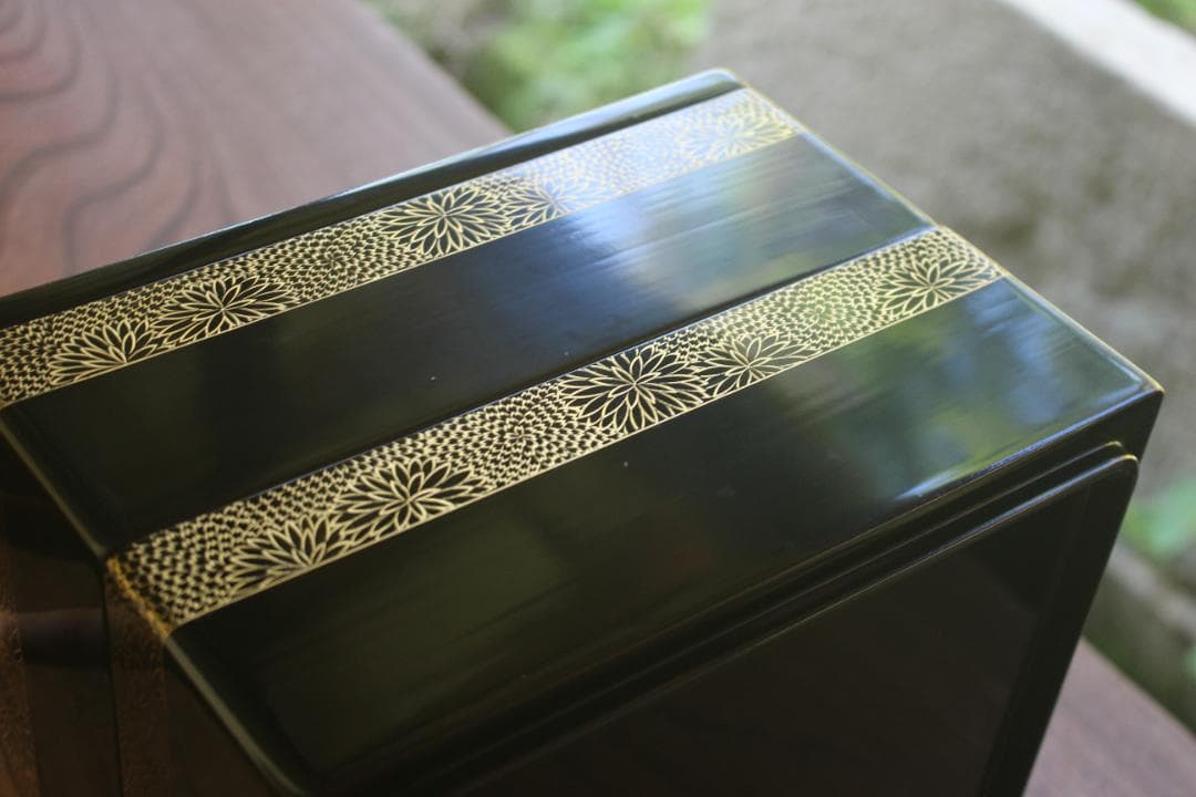 デッドストック！上質内朱黒漆に極上菊沈金の映える台付輪島塗二段重（検重箱お重