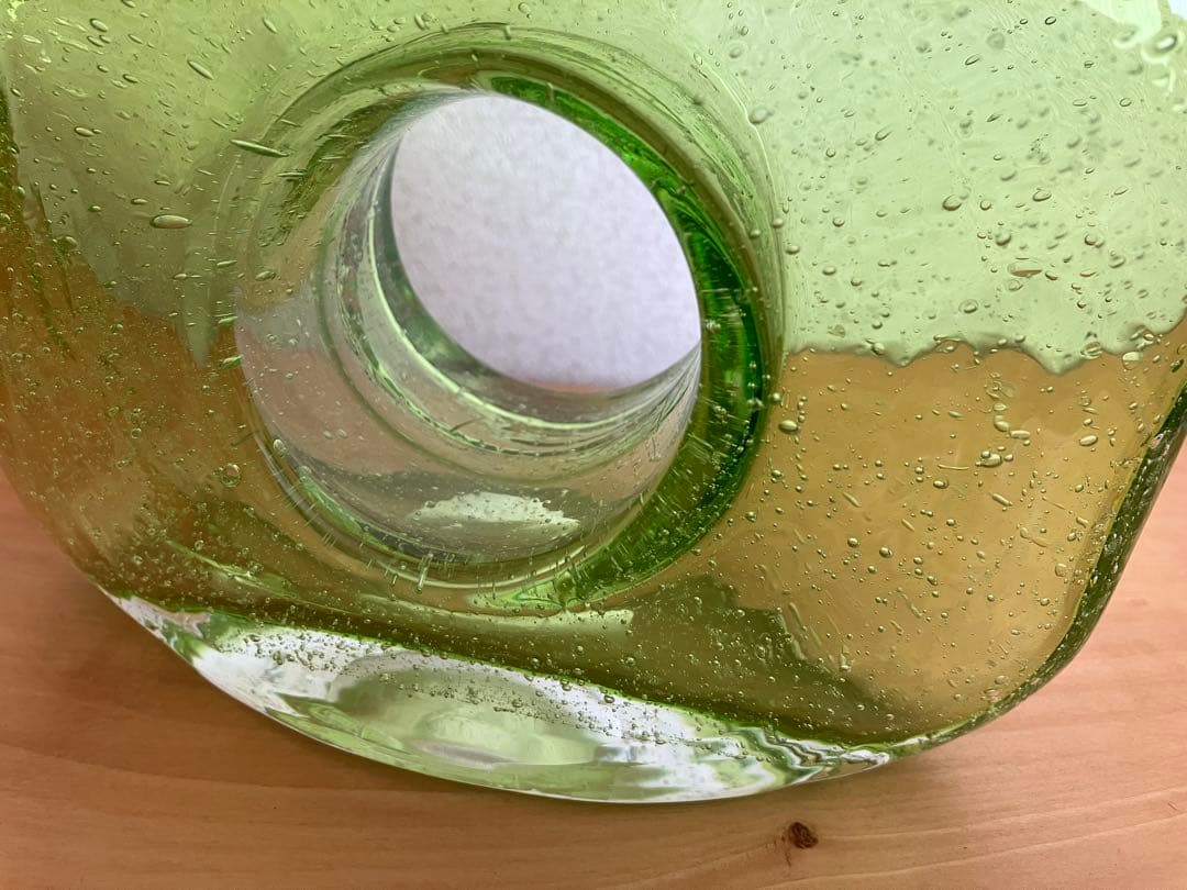 グリーンアートガラスドーナツホール花瓶、ヴィンテージ手吹きガラスバッグ花瓶