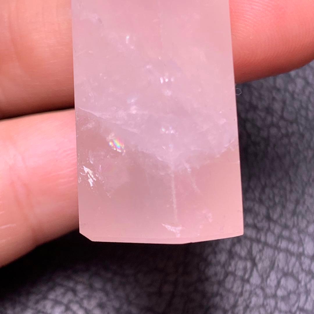 071836  天然石ローズクォーツ六角柱✨虹入り