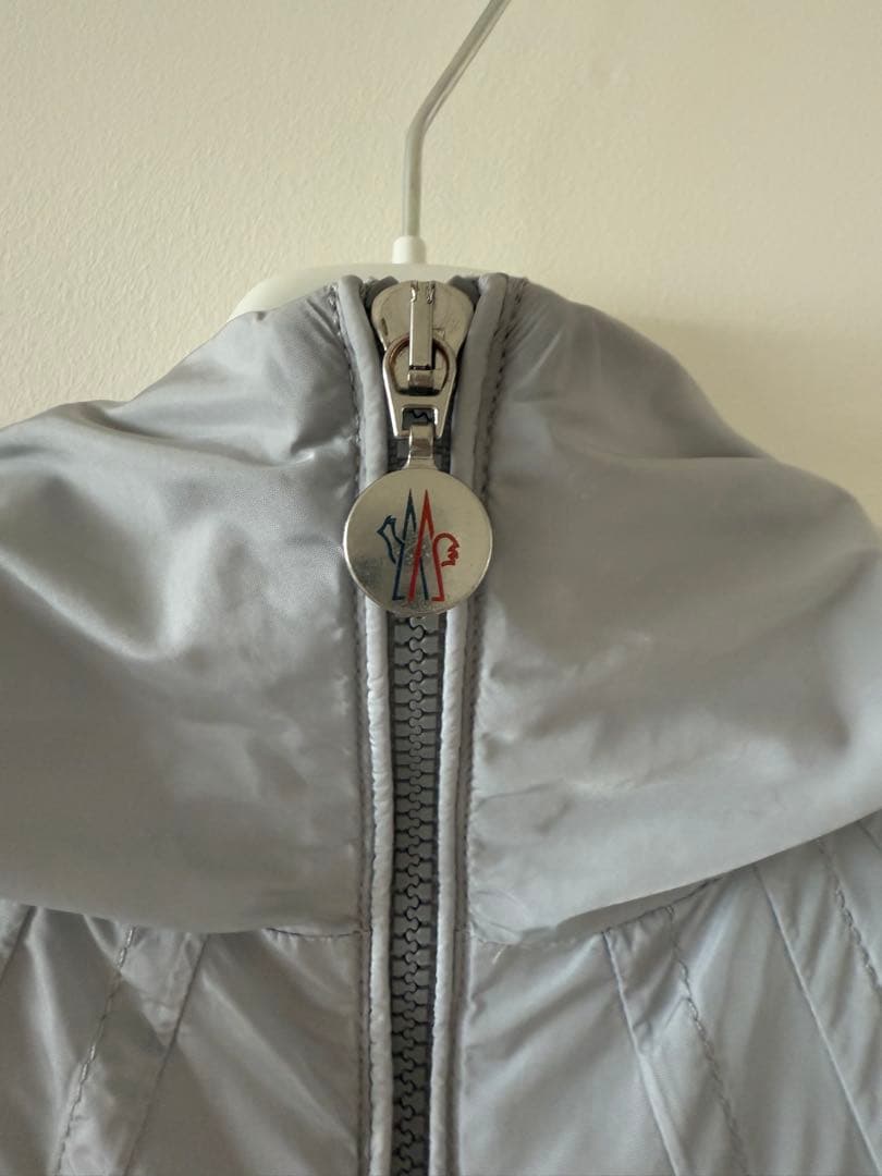 〈クリーニング済み〉モンクレール ナイロンジャケット フード付き ワッペン有り