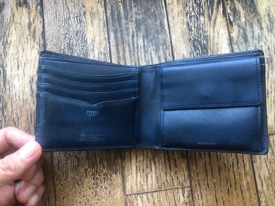 キプリス　ネイビーレザー二つ折り財布