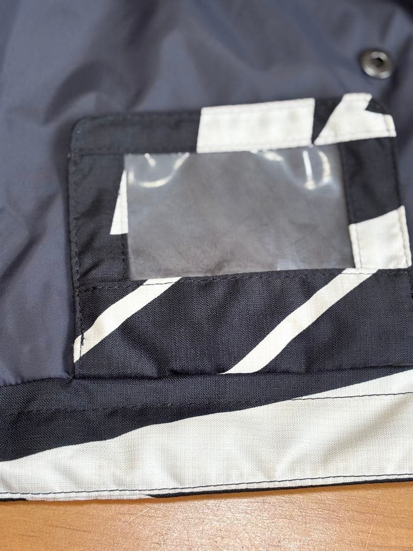 『白と黒の幾何学模様が特徴的なスノーボードウェアのジャケット』