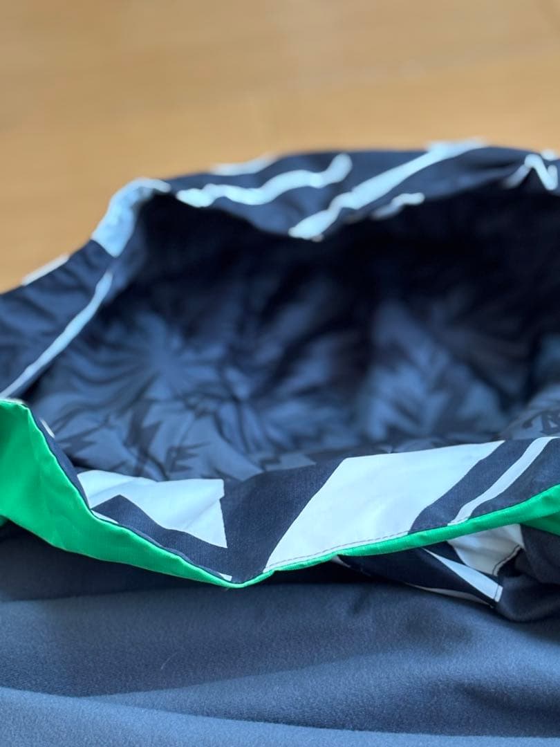 『白と黒の幾何学模様が特徴的なスノーボードウェアのジャケット』