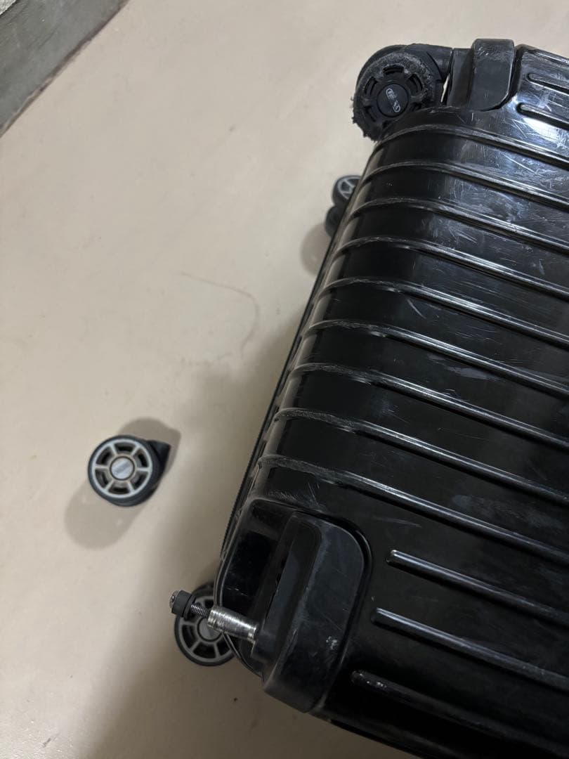 ブラック キャリーケース　RIMOWA