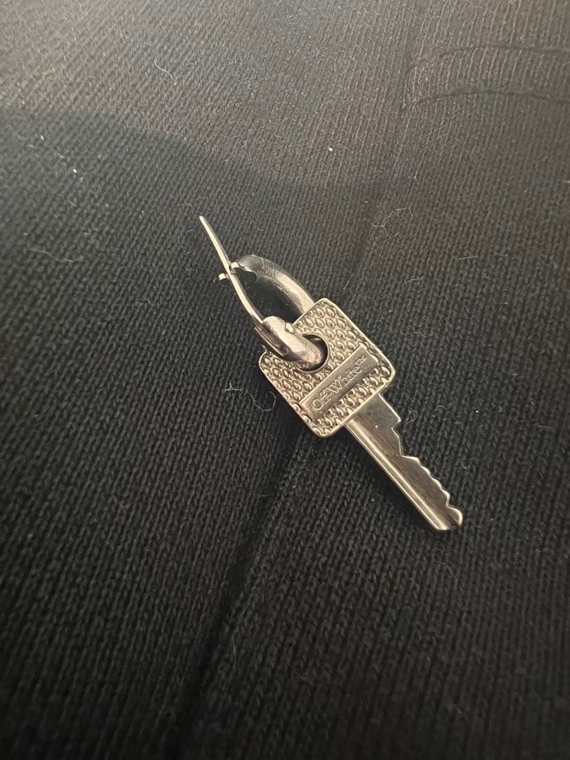 オフホワイト ピアス