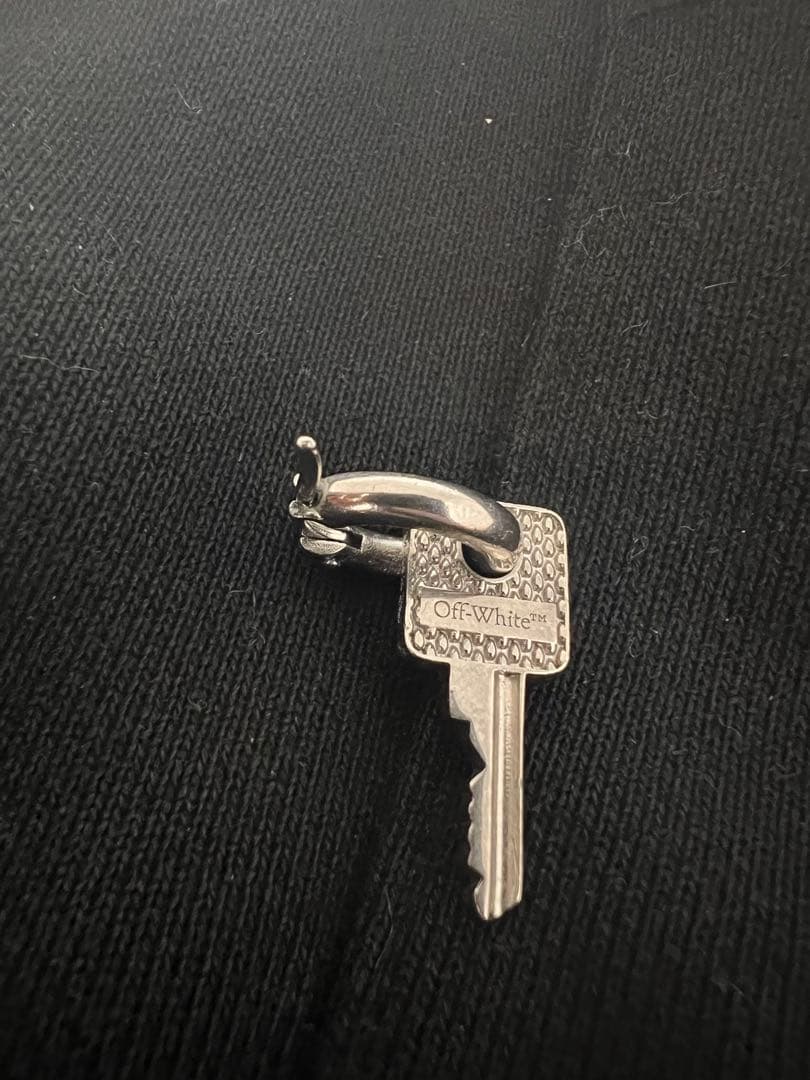 オフホワイト ピアス