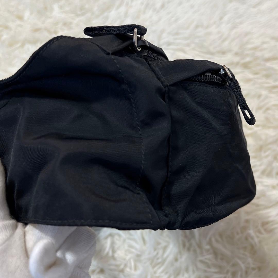 【未使用に近い】プラダ ボディバッグ 三角ロゴ ナイロン 黒 クロスボディ