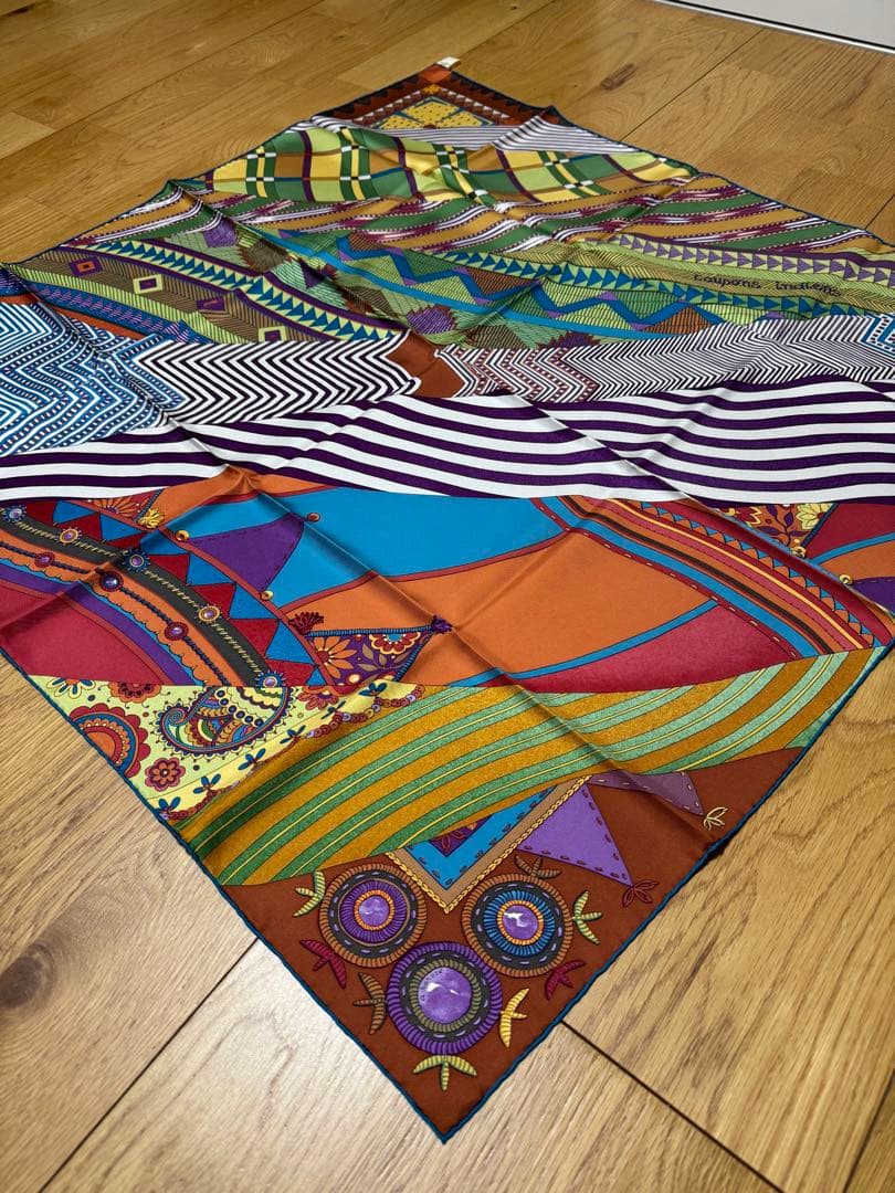 新品未使用　HERMES　エルメス　スカーフ　カレ90 箱、リボン、袋付き