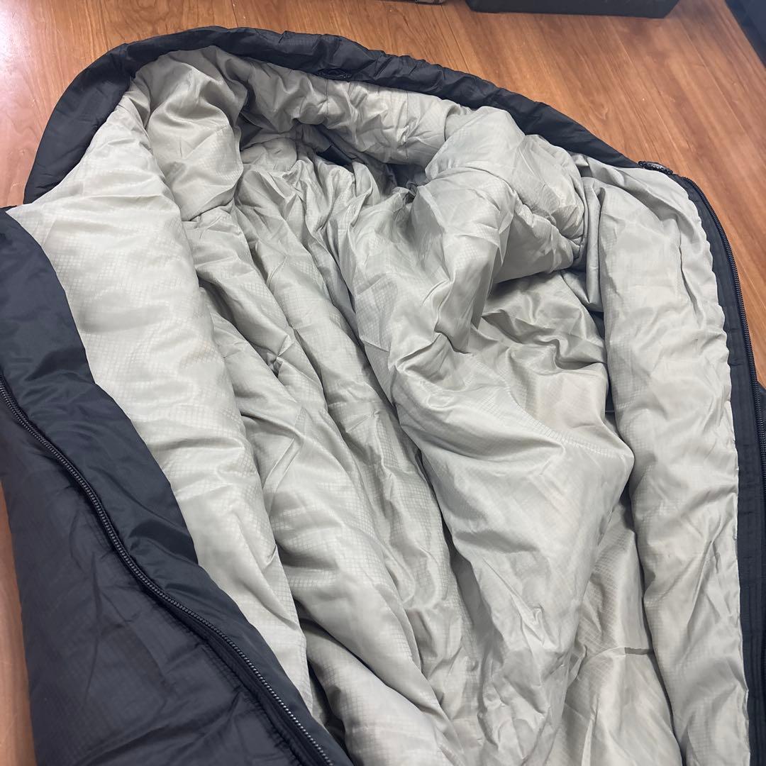 未使用品　米軍　実物　OUTER SLEEPING BAG 収納ケース付き