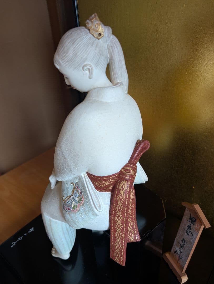 西頭哲三郎作 陶器製日本人形 「早春」- 繊細な美しさが光る逸品 レアな色紙つき