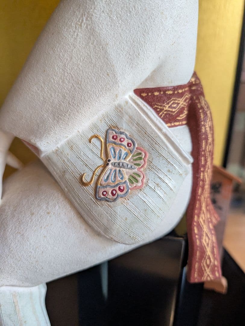 西頭哲三郎作 陶器製日本人形 「早春」- 繊細な美しさが光る逸品 レアな色紙つき