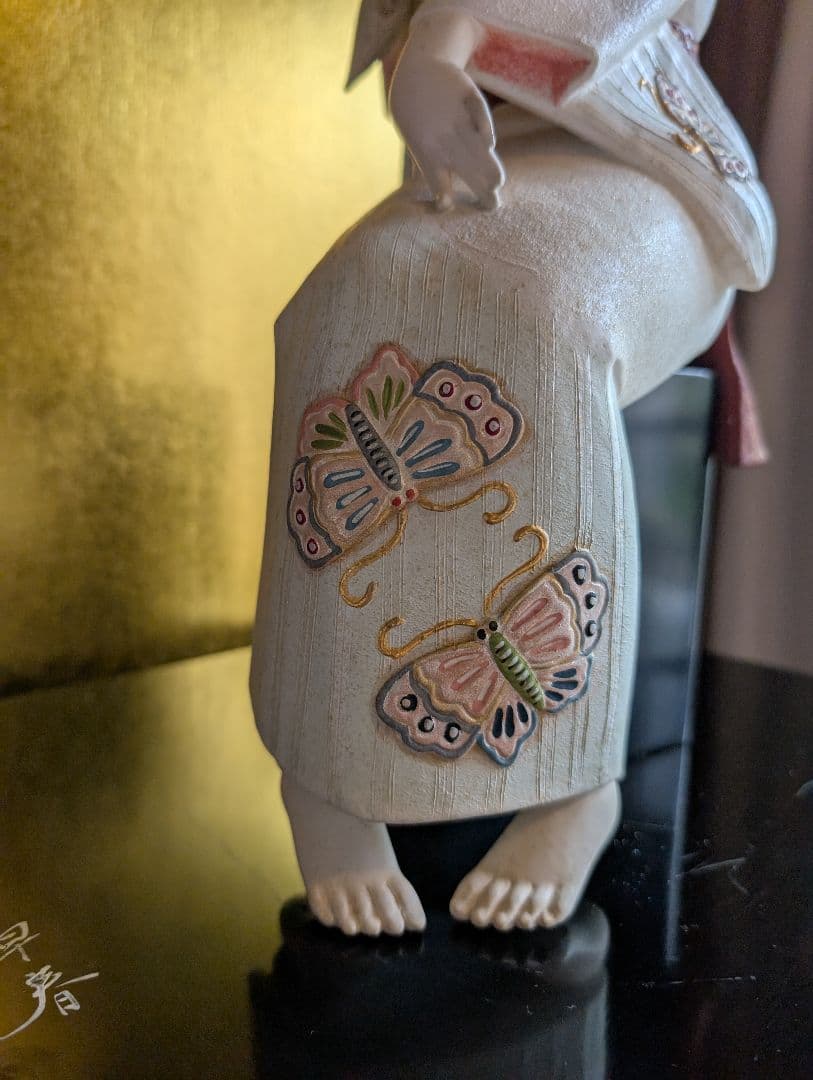 西頭哲三郎作 陶器製日本人形 「早春」- 繊細な美しさが光る逸品 レアな色紙つき