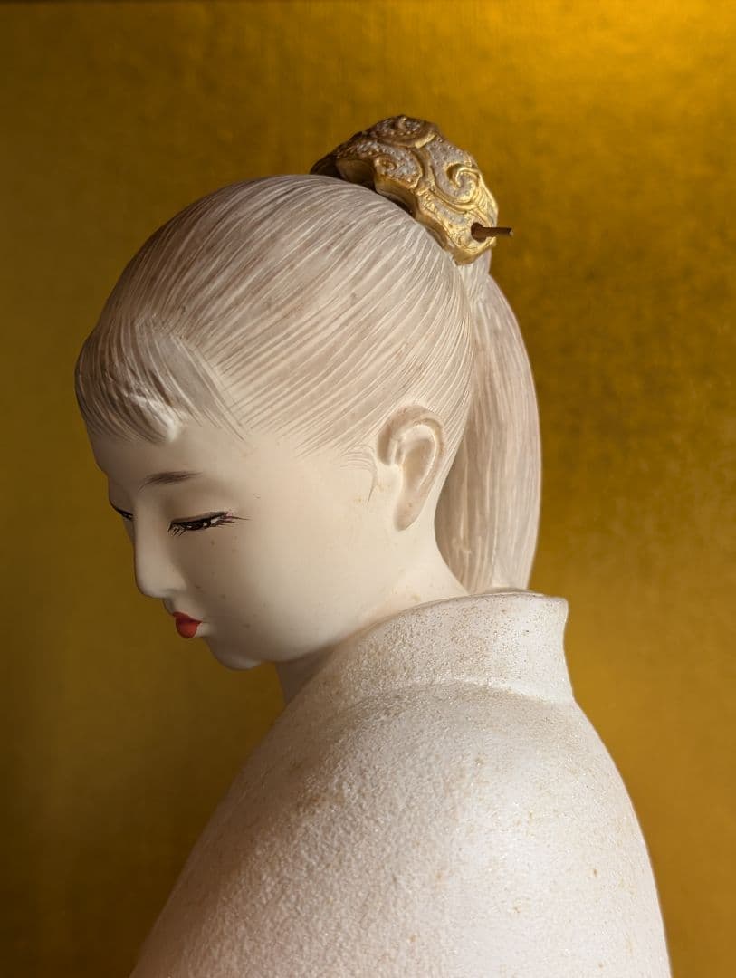 西頭哲三郎作 陶器製日本人形 「早春」- 繊細な美しさが光る逸品 レアな色紙つき