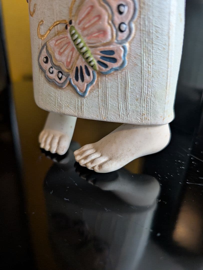 西頭哲三郎作 陶器製日本人形 「早春」- 繊細な美しさが光る逸品 レアな色紙つき