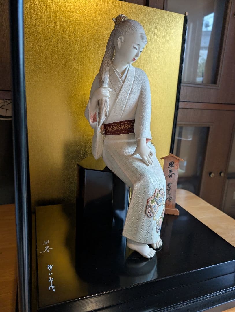西頭哲三郎作 陶器製日本人形 「早春」- 繊細な美しさが光る逸品 レアな色紙つき