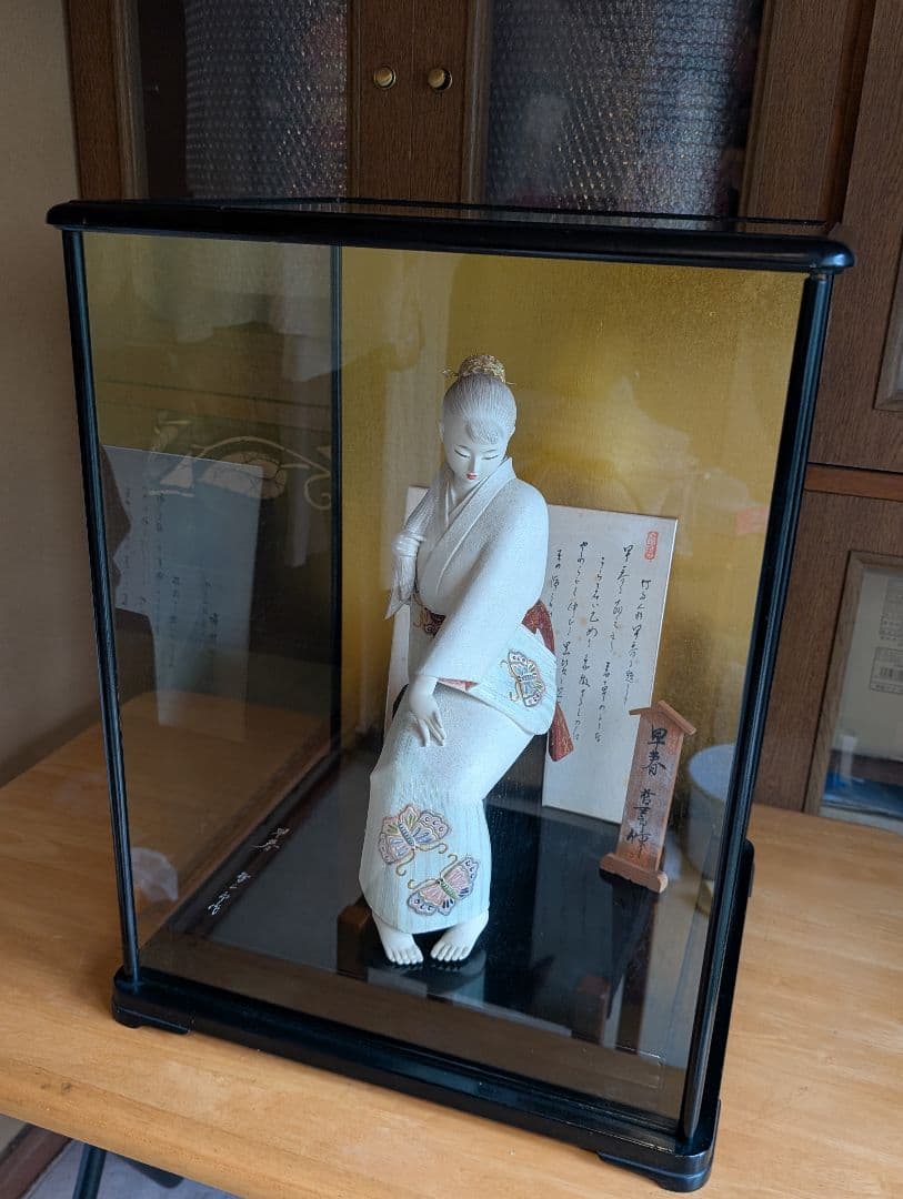 西頭哲三郎作 陶器製日本人形 「早春」- 繊細な美しさが光る逸品 レアな色紙つき