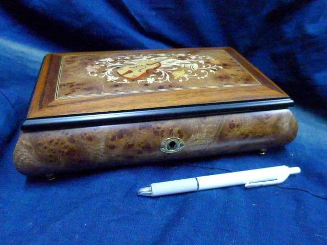 美しい象嵌のオルゴール宝石箱です。曲はラブストーリーです。