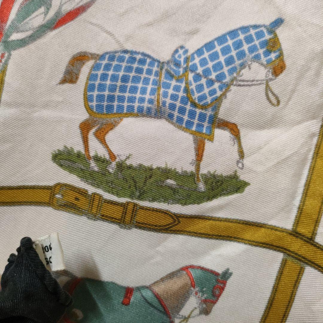 エルメス　カレ　パドックにいる48頭の馬 ブラック シルク