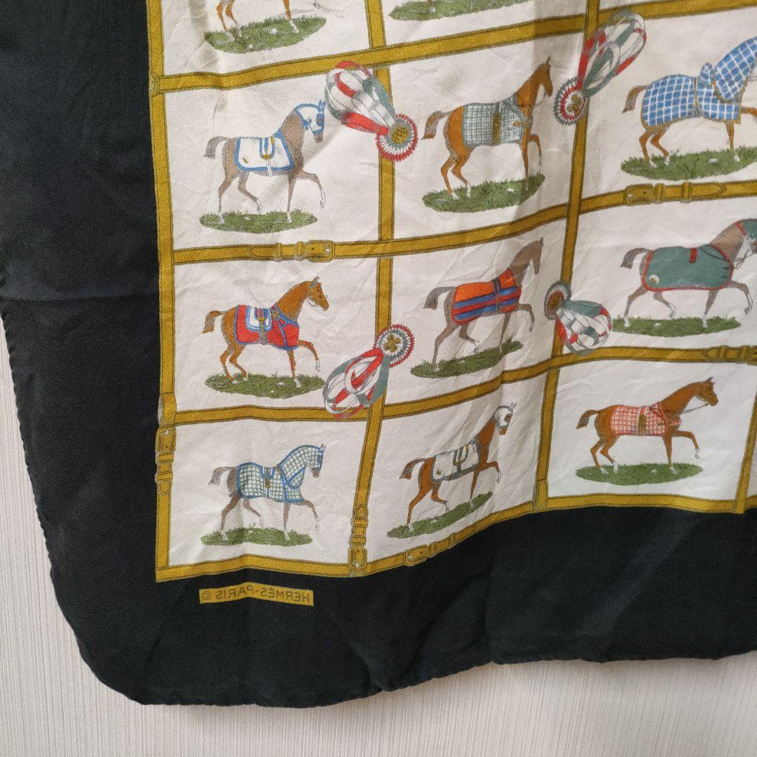 エルメス　カレ　パドックにいる48頭の馬 ブラック シルク