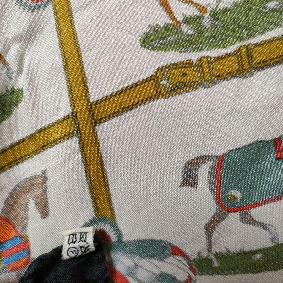 エルメス　カレ　パドックにいる48頭の馬 ブラック シルク