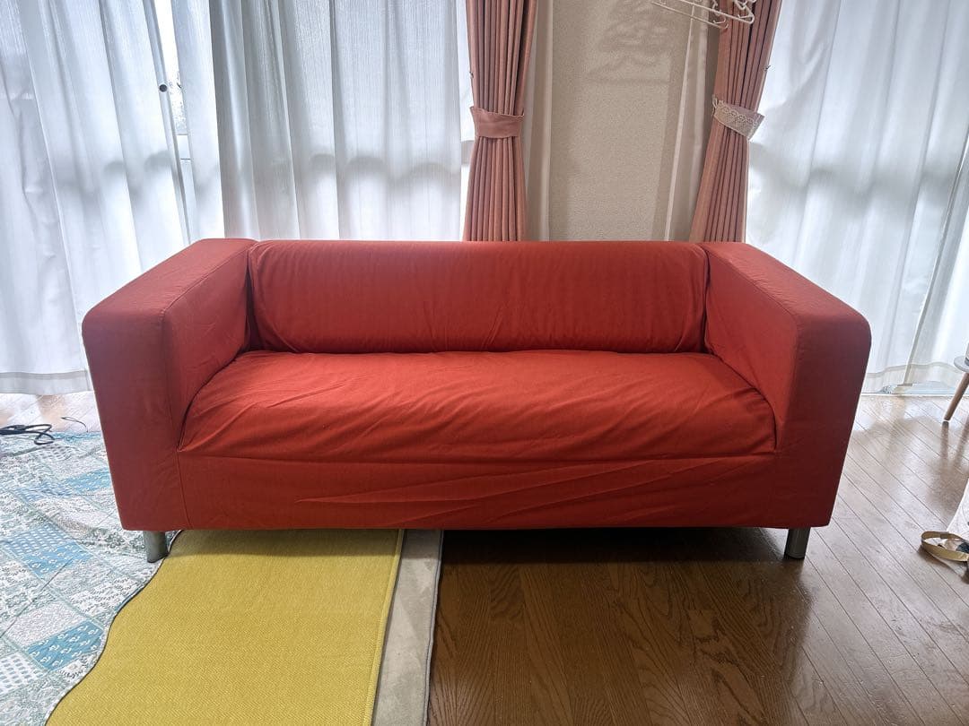 IKEAの2人掛けソファ